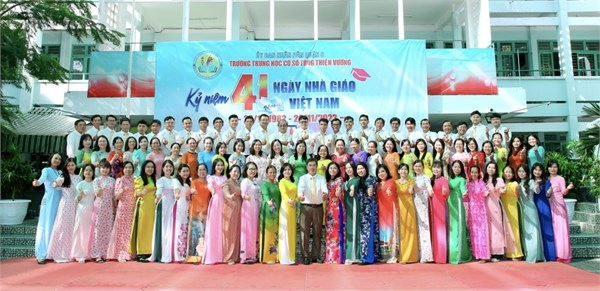 Hình ảnh tập thể ngày 20/11